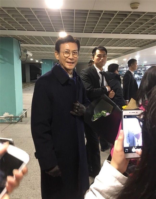 75岁郑少秋还有偶像包袱:常年戴假发,身材不发福,气质儒雅高级_自然