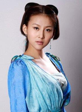 她的荧幕初吻是薛之谦,成立四人女子歌唱组合,在国外