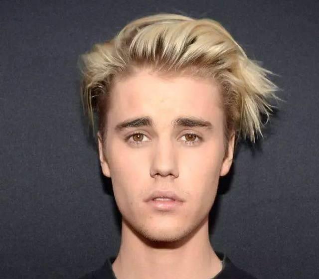 小马尾款长背头比伯也曾经在他的长背头后扎了个小马尾,看起来成熟