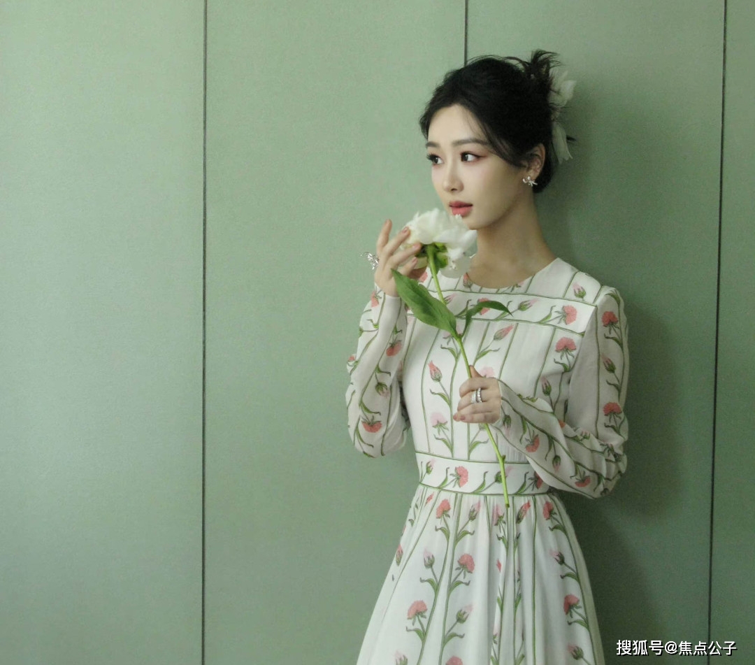 杨紫工作室p图不p镜子,身高矮腰线粗对比明显!_身材_明星_问题