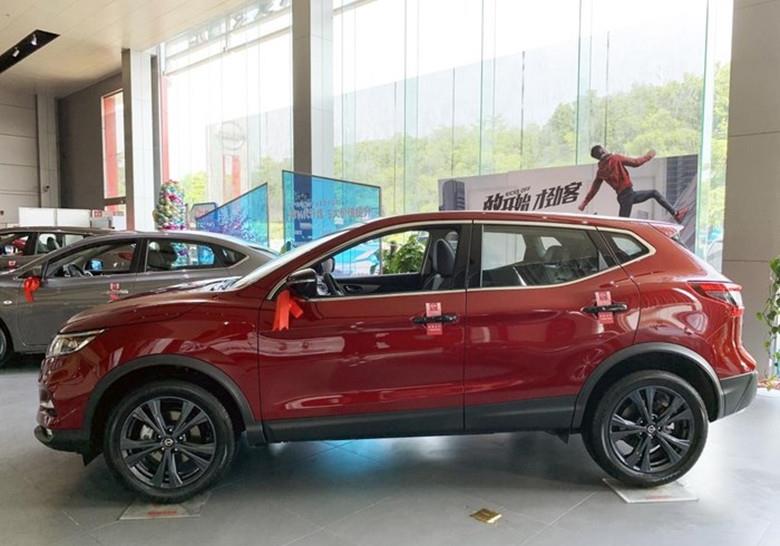 2021款日产逍客暗夜版抵店实拍,熏黑套件配红色涂装,运动感不俗_搜狐