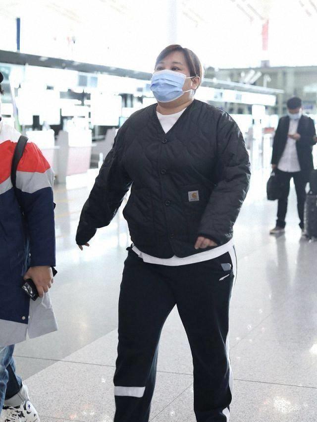 贾玲彻底放飞自我,宽松棉服遮不住腰间赘肉,迈八字步气场十足_身材