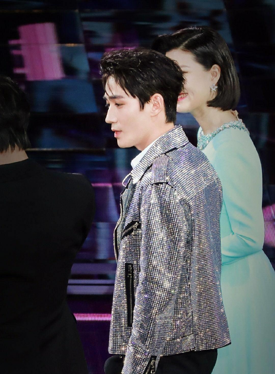 人形挂件朱一龙搂着丁导胳膊,北影06级三大帅哥罕见同框_伟栋_亲爱的