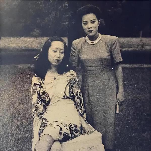 1995年张爱玲在美凄凉离世,死后一周后才被发现,卫生间丢满纸巾_黄逸