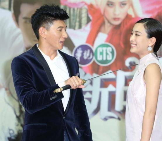 据说和陈伟霆,魏大勋都发生过纠葛,此时的马苏已经是按捺不住自己的心