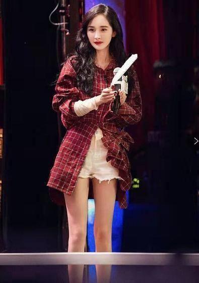 继渔网袜之后,渔网耳环也被杨幂带火了!大幂幂时尚感不要太强!