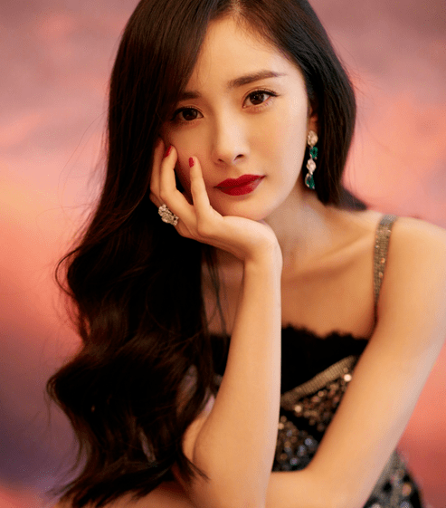 杨幂出镜画奶瓶神情显落寞,火辣身材引网友热议_因为_活动_上围