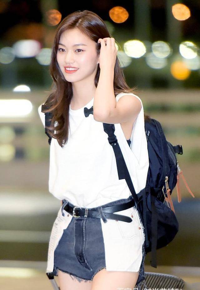 金度延下身就穿一条短裤,竟然还反着穿的,看来泡菜国女星也疯狂_魅力