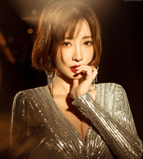 41岁的柳岩晒最新写真,短发红唇配深v长裙时尚妩媚,网友:要被姐姐电晕