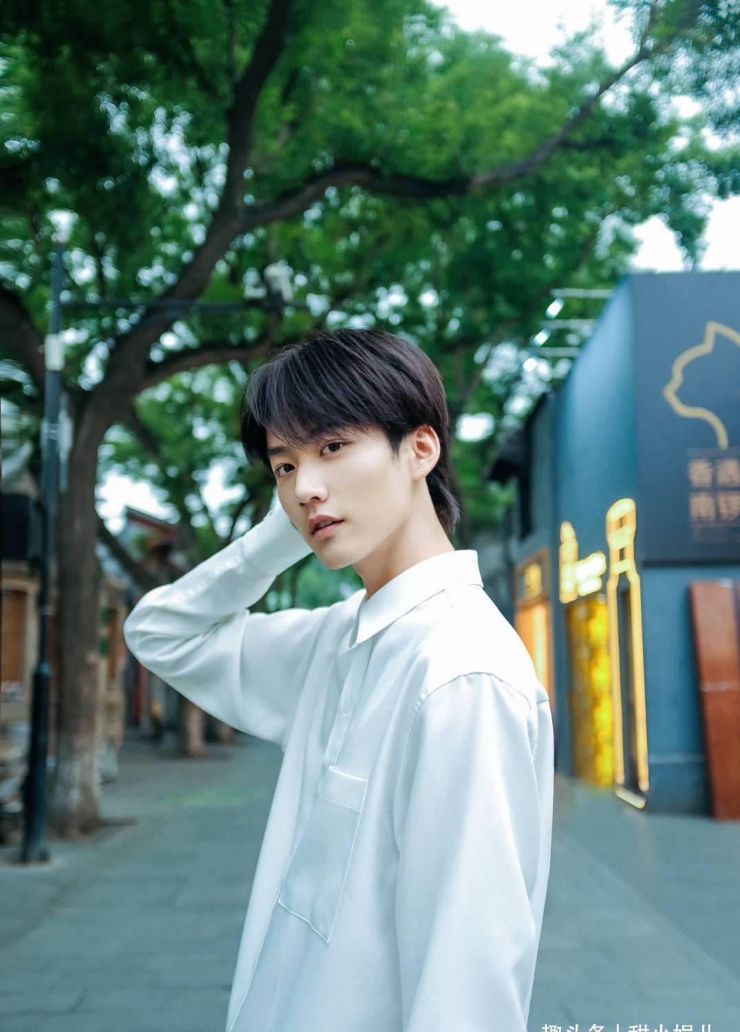 周柯宇送粉丝手机壳:什么高冷"嘉行太子",明明是温暖的小太阳_镜头