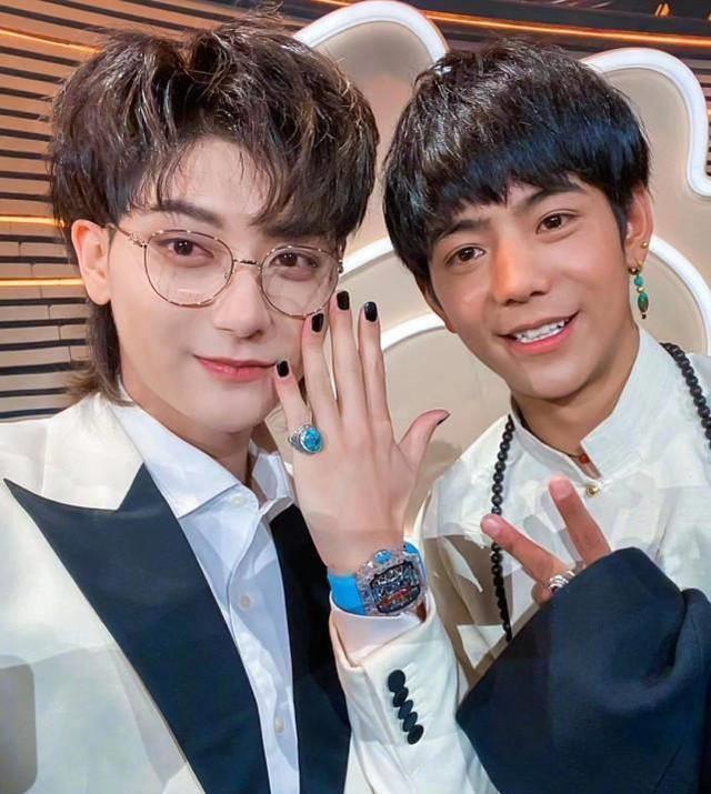 baby倪妮热聊合影,丁真被众星疯狂求合影_镜头_座位_黄子韬