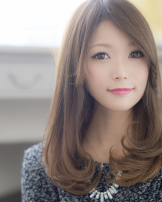 梨花头发型,也是mm减龄首选哦,三七分中长刘海设计遮住了窄小的额头