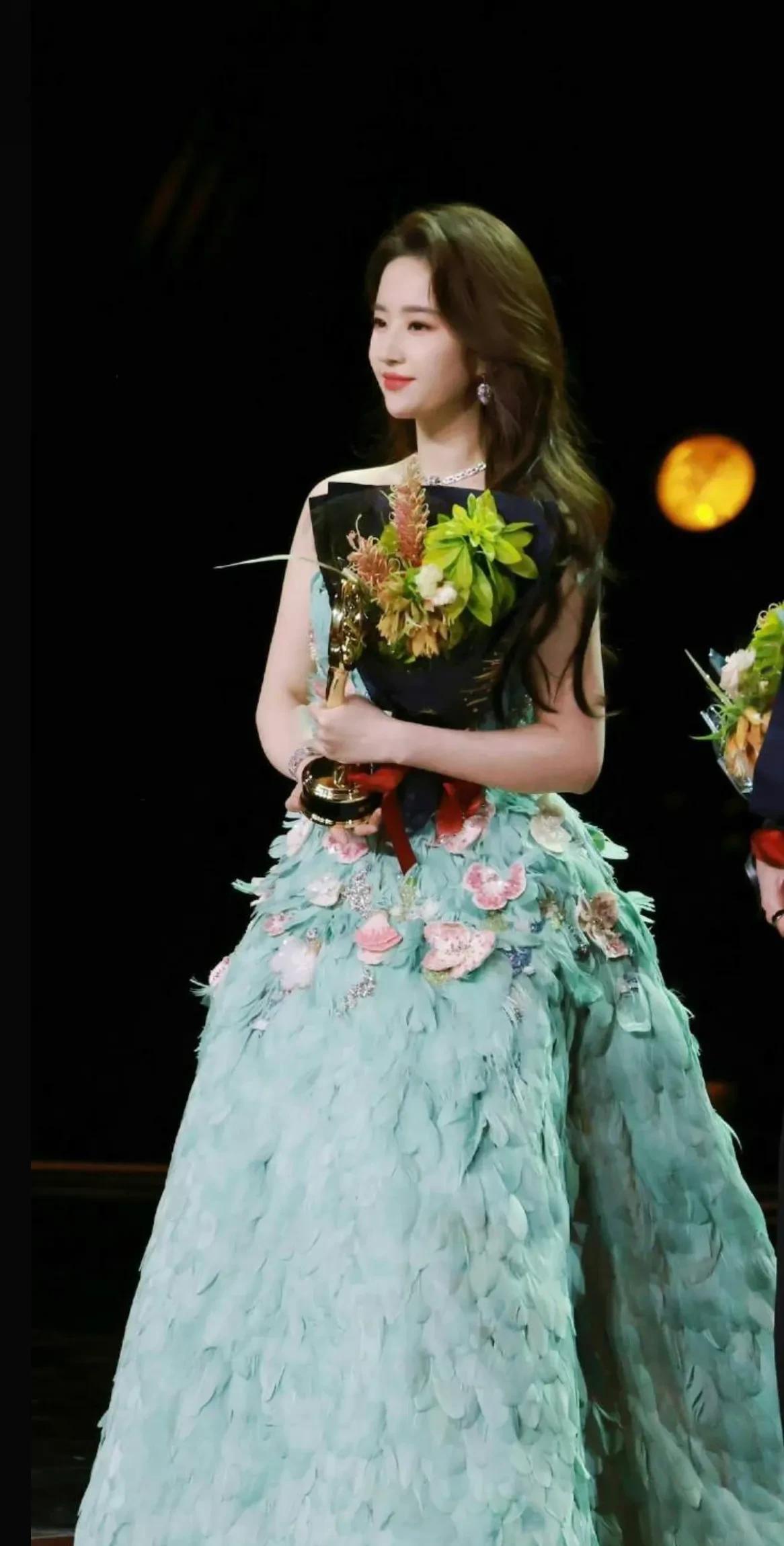 刘亦菲化身孔雀仙子微博之夜被热议!