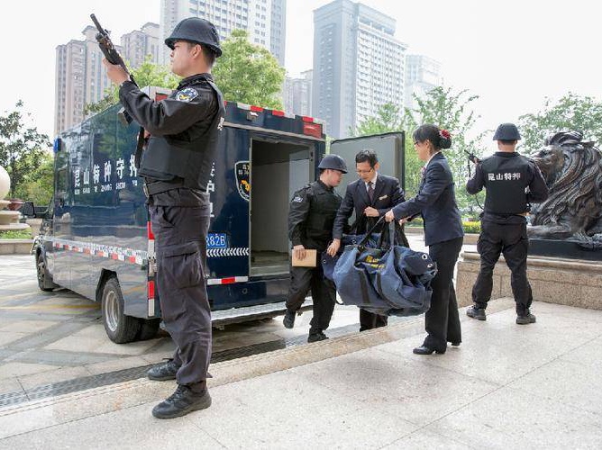 网友高速偶遇高考试卷押送车队:警车全程护航,安全感满满!_进行_人员_考场