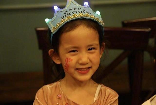 黄磊孙莉晒多妹近照,5岁妹妹八颗牙标准笑容惊人,比多多更星范_生日