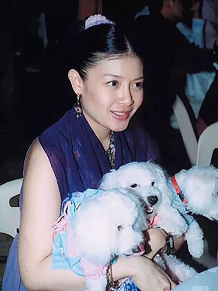 2014年泰国最美王妃,被爆出赤裸趴地给狗喂食,全程多人围观录像