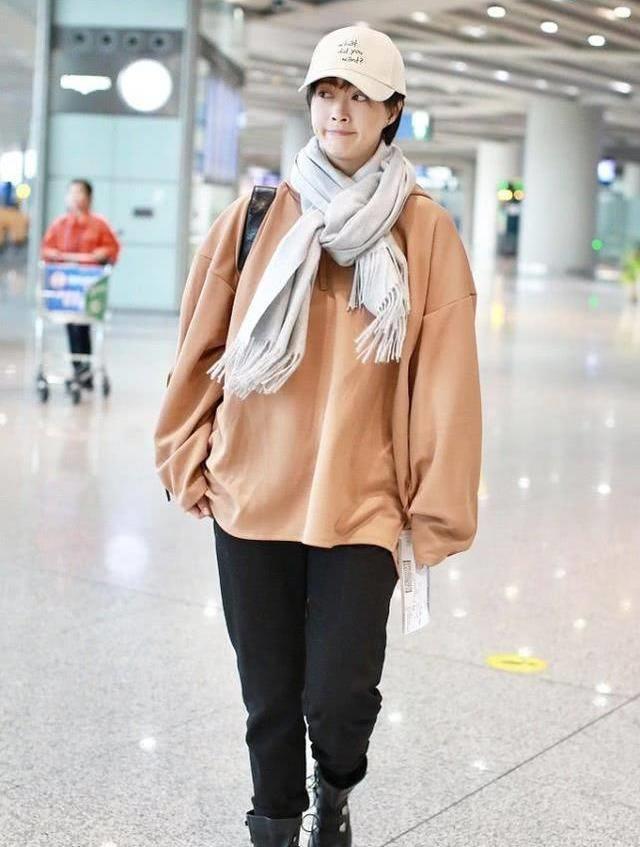 蒋欣终于穿对了,卫衣穿搭看上去显瘦不少,气质时髦了很多_身材_造型