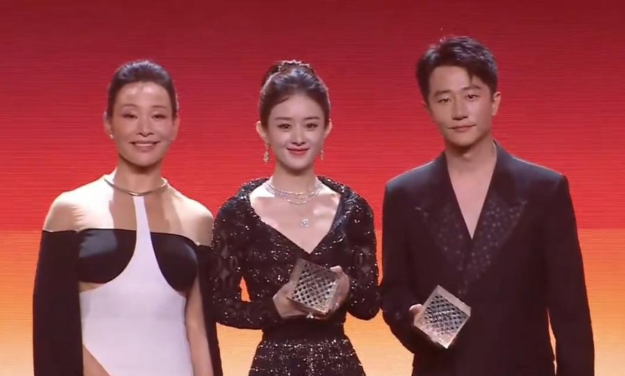 赵丽颖在芭莎盛典上获得年度男演员奖,领奖前环顾四周,在c位与陈冲
