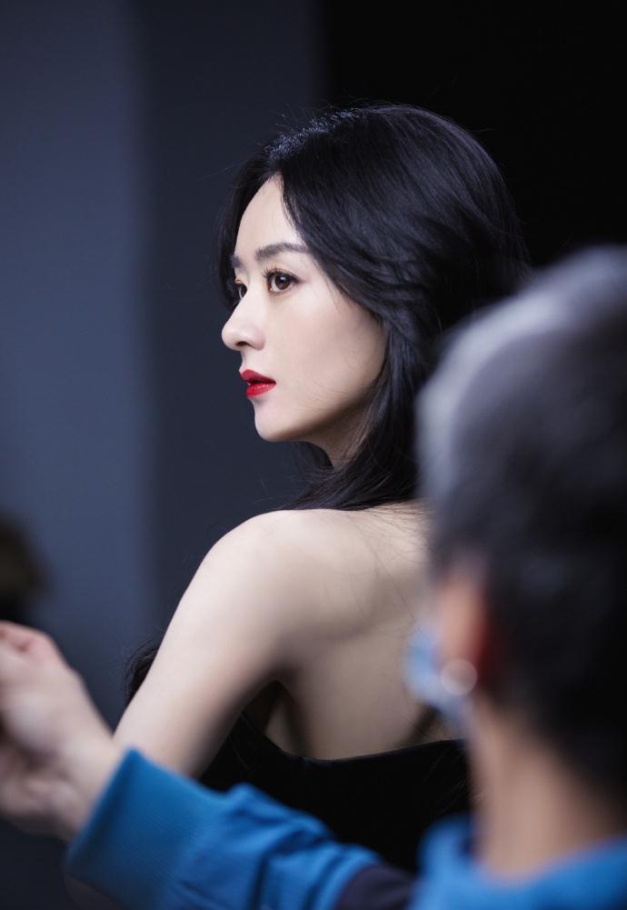 33岁赵丽颖气场全开,黑发红唇美上新高度,侧身回眸秀直角肩_冯绍峰