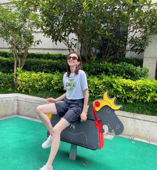 裤长也很有盐系少女的感觉,修身的热裤都被江疏影穿出了宽松的感觉,女