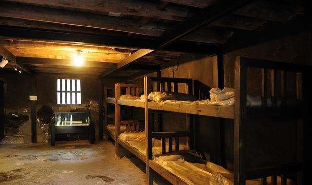 因为一直待在监狱里,所以小萝卜头并没有见到过外面的世界.