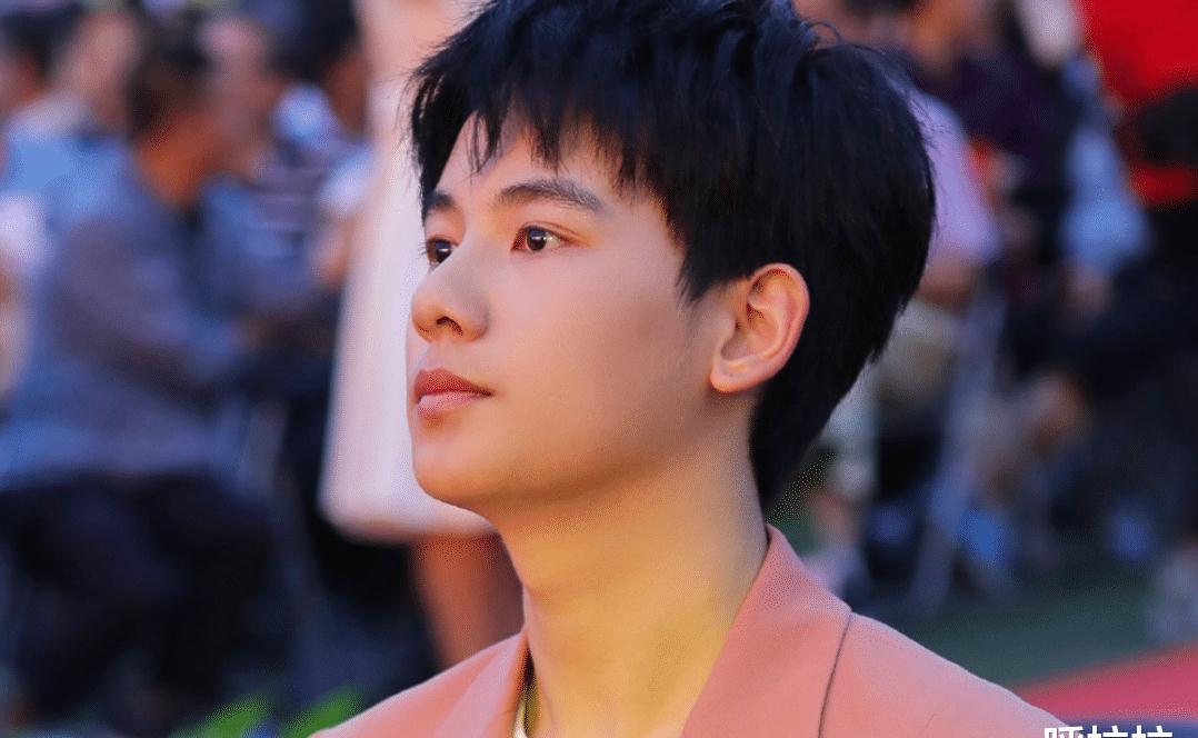 宝藏男孩胡先煦给惠英红跪下了?一次尴尬又有趣的经历_作品_时候_发展