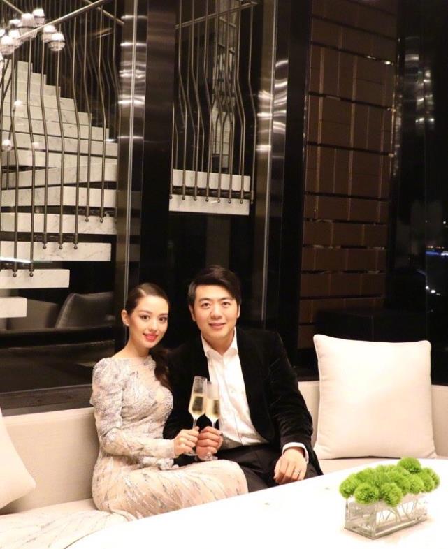 吉娜在节目中帮老公按摩,谁注意郎朗的这个动作?