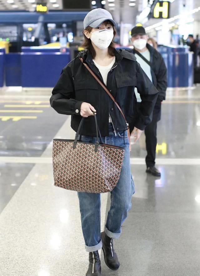 焦俊艳虽然穿得挺随便的,但是颜值是真的高,朴素衣服也很惹眼_牛仔裤