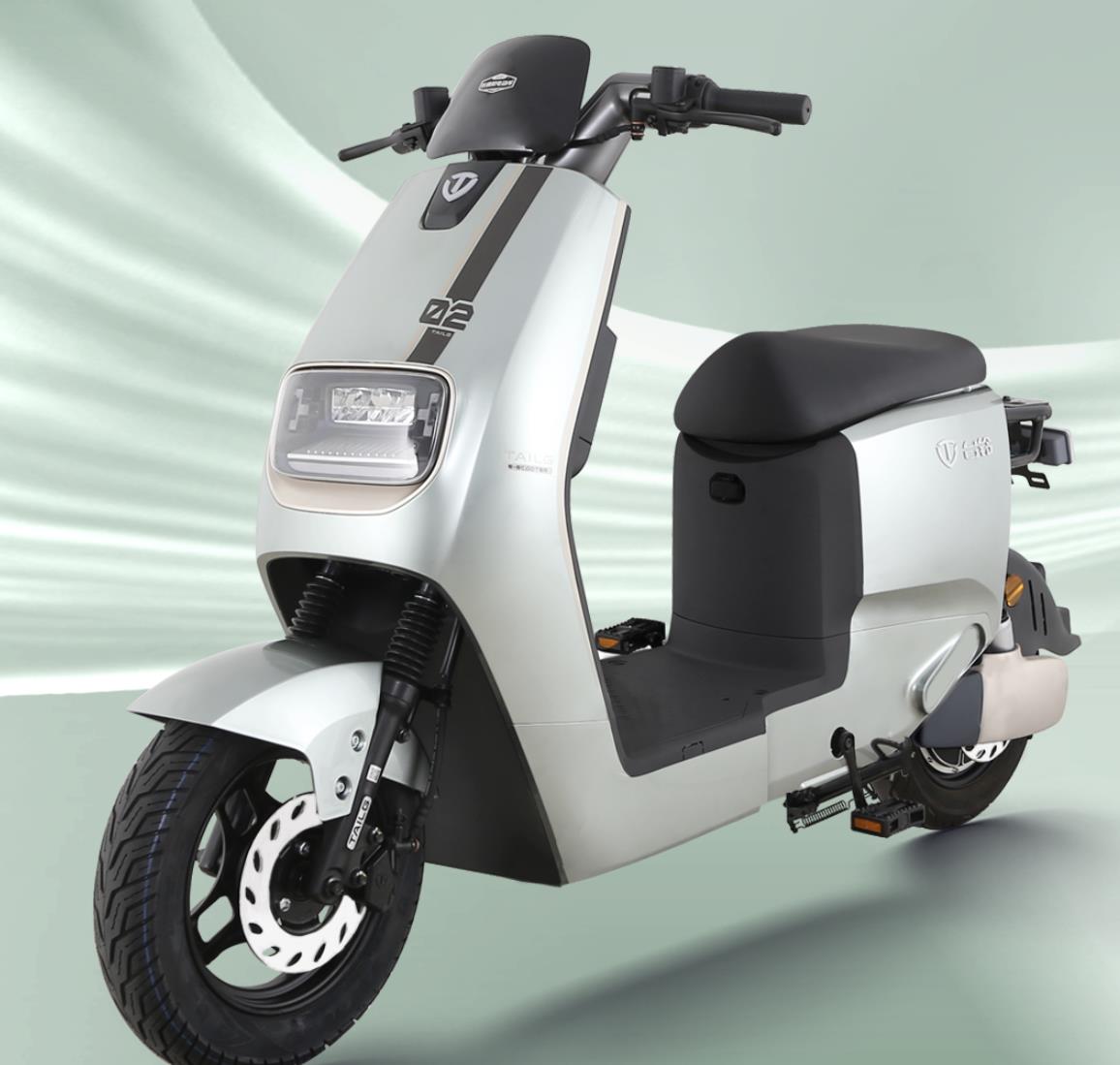 台铃 劲风eb该车采用了时尚方正轮廓造型,前脸看起来豪迈大气,并排三