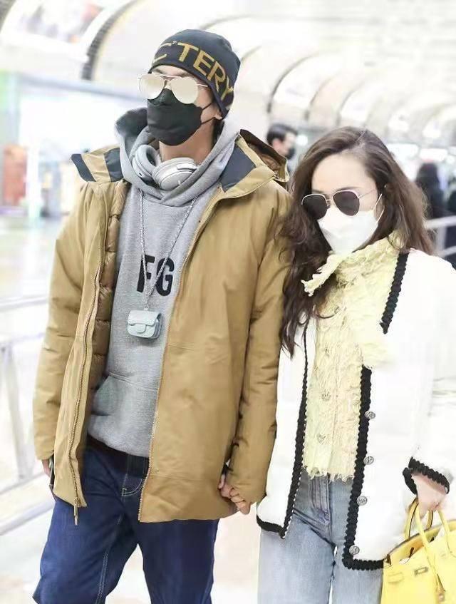 霍思燕夫妇走机场,杜江戴包包项链搭配太前卫,比老婆还细发_外套_白色