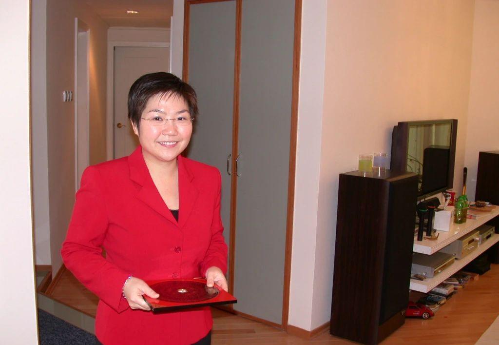 57岁的香港著名风水大师为何常年穿着低调的红衣?