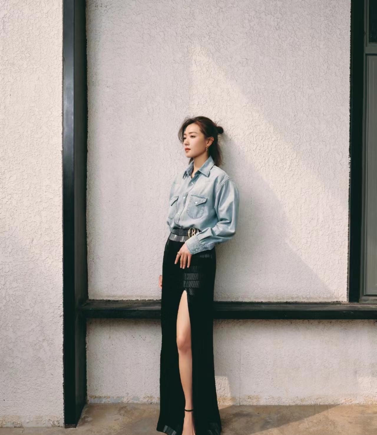 万茜身穿牛仔外套搭配长裙现身电影节《大学之夜》,简约时尚!