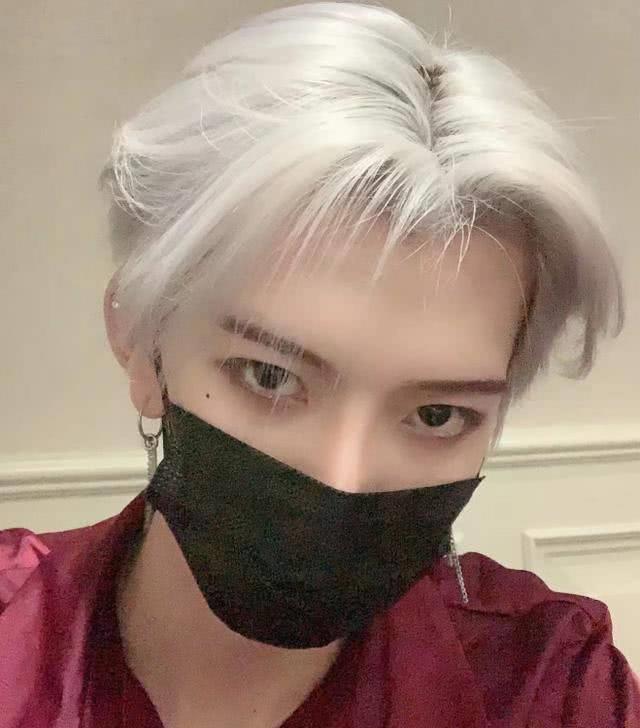 七鹤大人被黑粉曝光旧照,对比五官后,网友:还是戴上口罩吧_直播_因为
