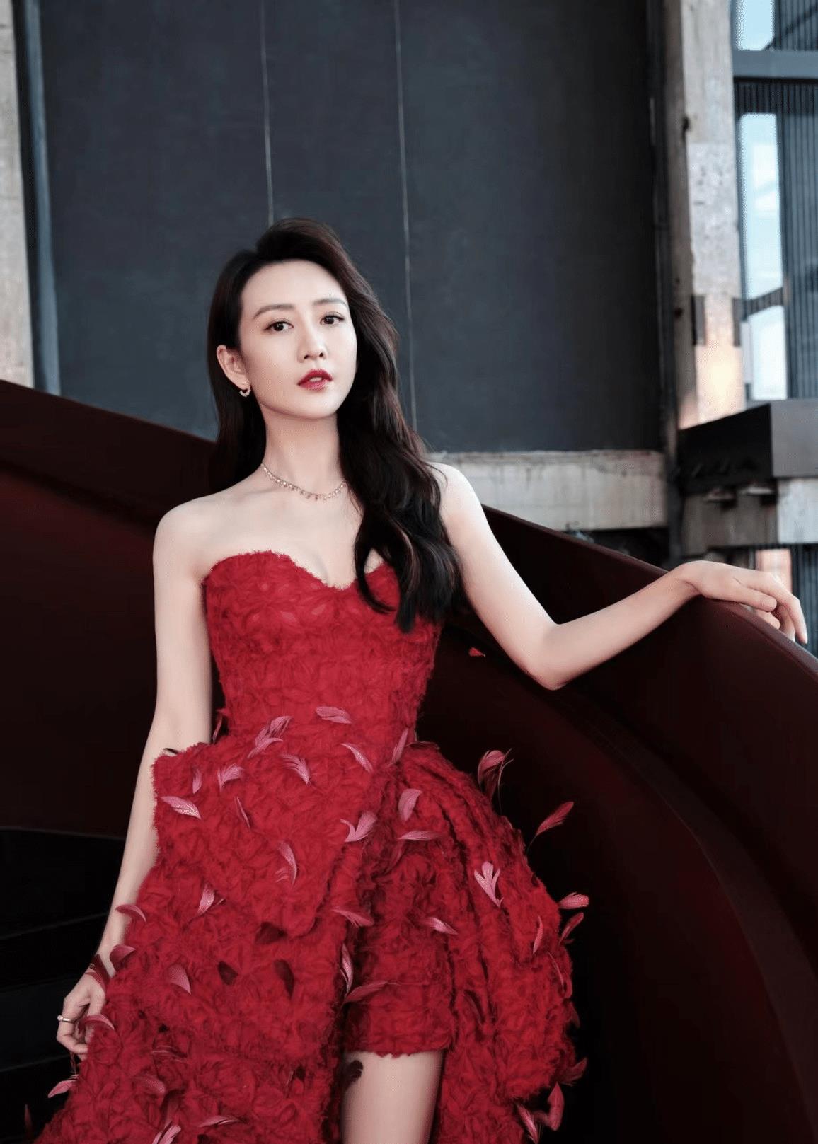王鸥穿大红色美极了,一身正红色羽毛礼服亮相,裙摆拖地身材曼妙
