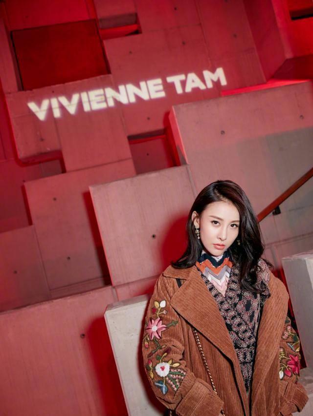 贾青33岁越来越有气质,锁骨卷发搭配驼色大衣高贵优雅,气质全开_进行