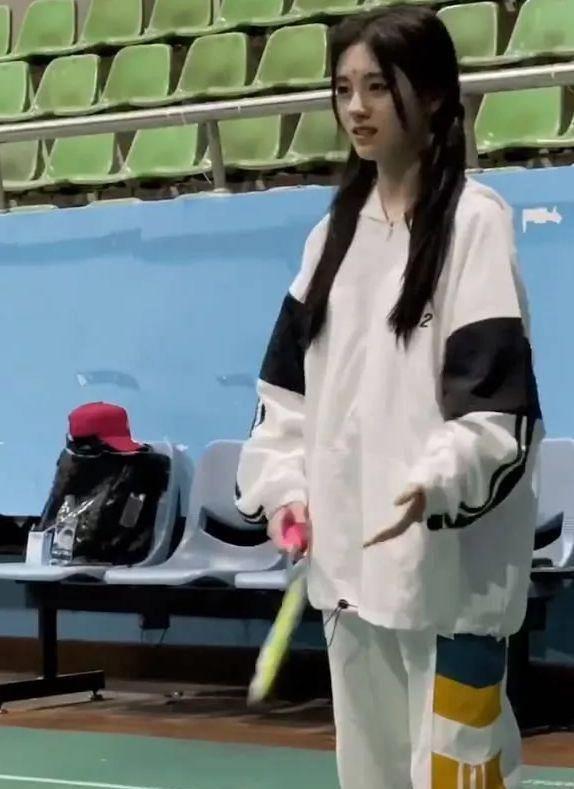 鞠婧祎穿运动装打羽毛球,离开了十级美颜滤镜后,这脸你还爱吗?
