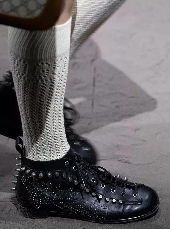 现场嘉宾艺术家mauriziocattelan也到场支持,就是把香蕉用胶带粘在