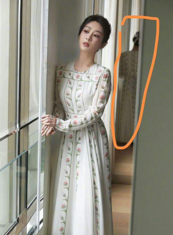 杨紫最新写真翻车,工作室修图不修镜子,背影壮实遭吐槽_照片_微博