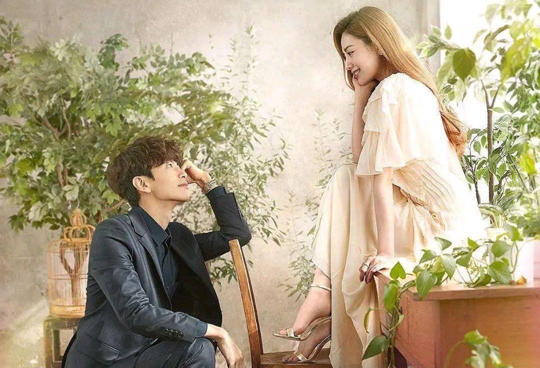 在这部剧中,李民基饰演"不会"约会的顶级惊悚小说作家韩雨秀,而林珍娜