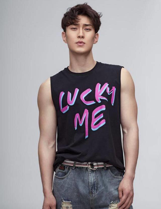 而对于李明轩饰演的彭连云这个角色,不得不说,身材练得这么好,明明是