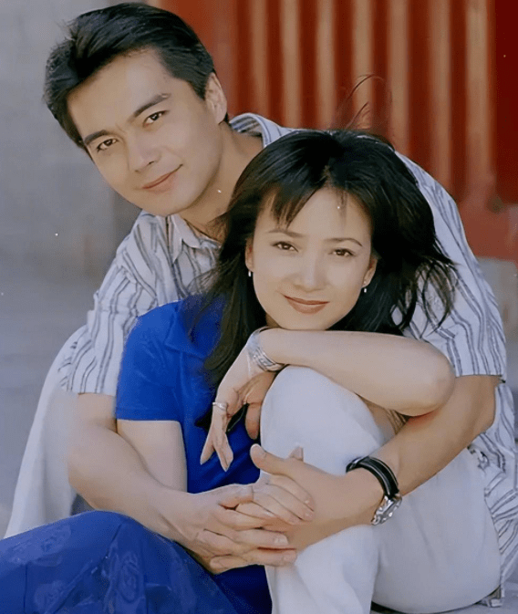 59岁许亚军与四婚妻子秀恩爱,留言处满是前任何晴的名字_张澍_生活