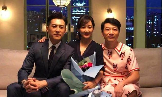 其实他已经早早有了归属,靳东的妻子李佳也曾是个小有名气的演员,跟