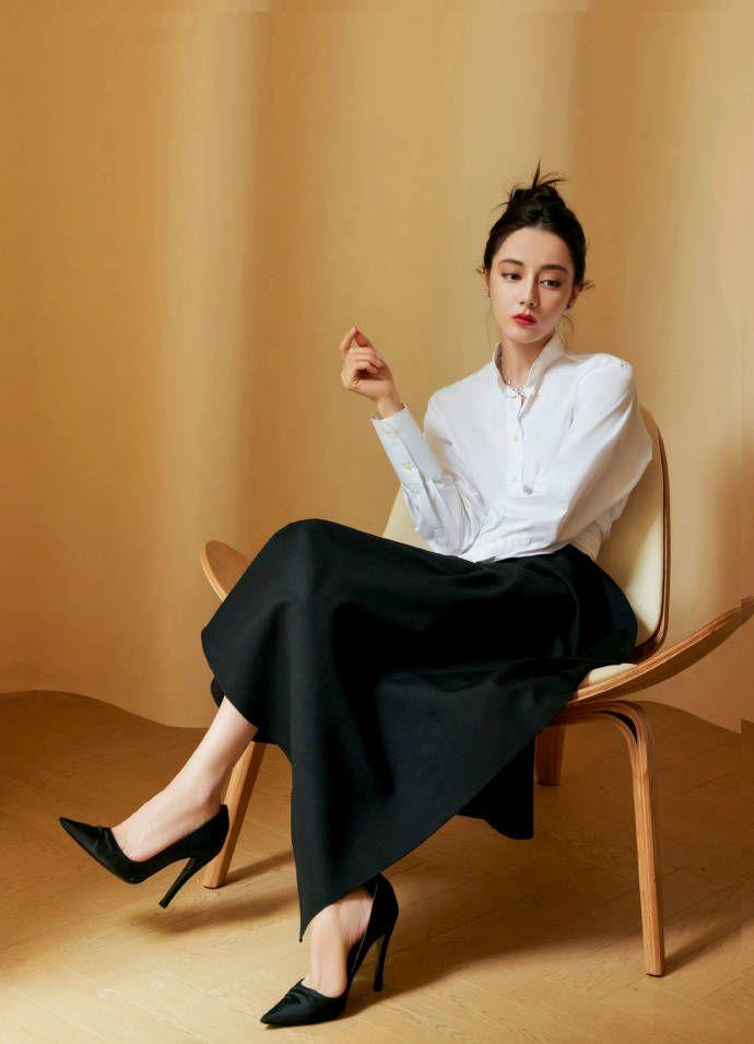 迪丽热巴白衬衫造型简约大方 化身都市女郎超有型_风格_照片_时尚