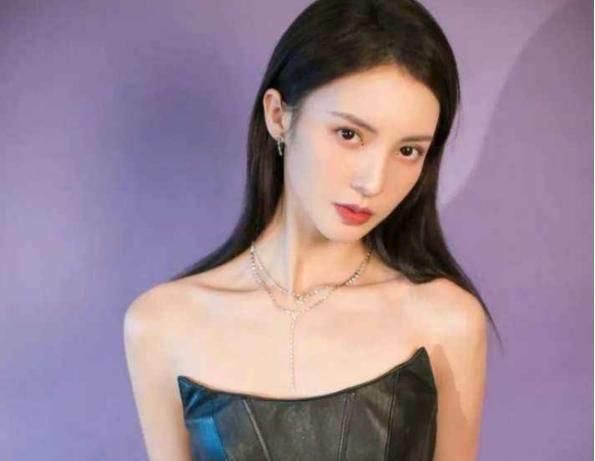 金晨穿高开叉旗袍背王子异,被男方亲密架肩锁喉,装累晕倒趴墙面_对方