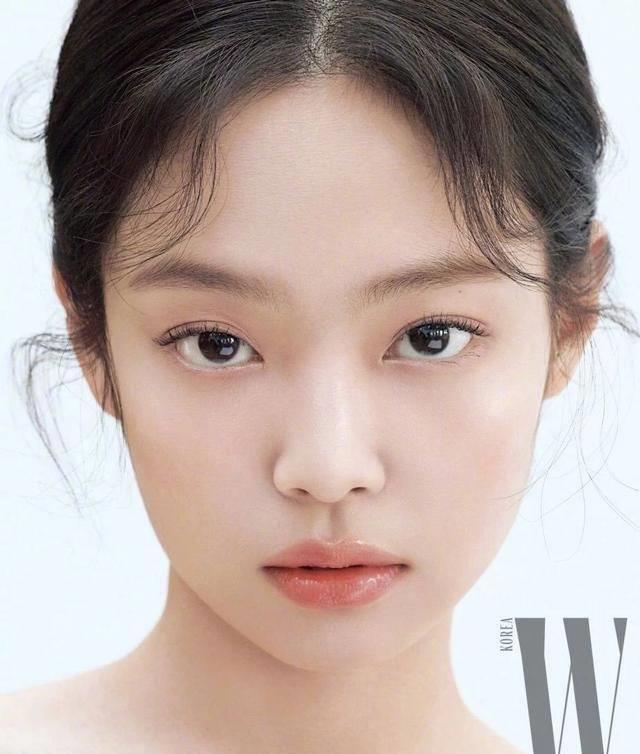 烫弯处理,所以看起来不会显得整体偏臃肿,再加上她脸上修化的果冻妆