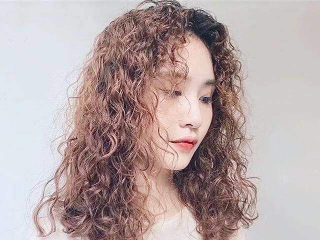 今年"羊毛烫"火了,打理方便,还超美!_头发_发型_女生