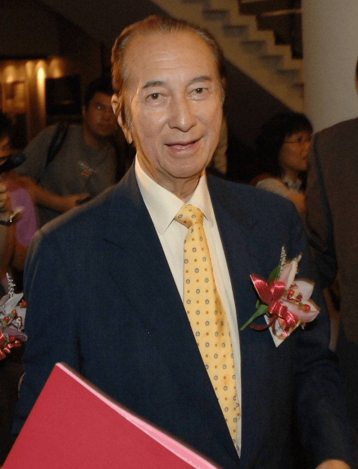 香港隐形千亿富豪,送大太太30亿的别墅,送四太太150亿的写字楼_何鸿燊