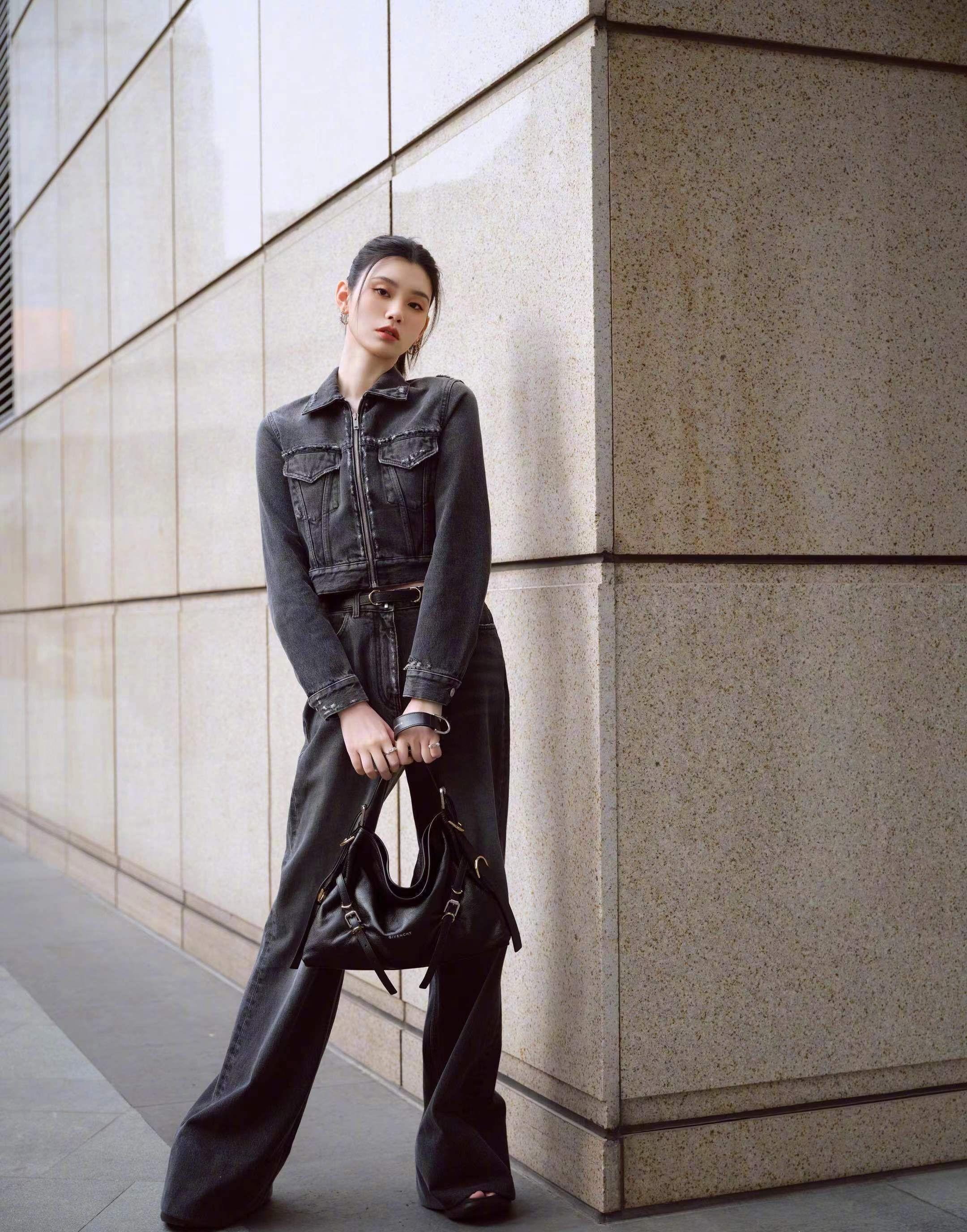奚梦瑶真的前卫啊!穿上"时尚牛仔裤",醒目漂亮的梗,画风不似豪门