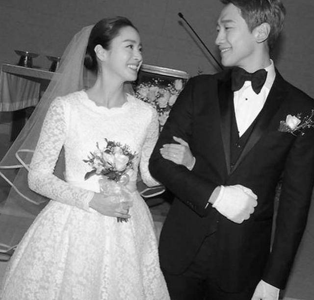 金泰希嫁给了比她小两岁的rain,这两个人就像童话故事_婚礼_女神_女儿