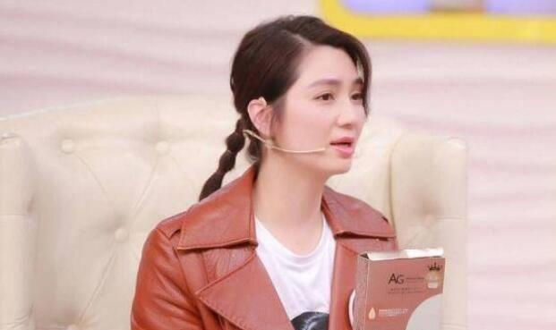 懒理张丹峰,47岁洪欣变女强人,出席活动优雅大方,难道要宣战毕滢?